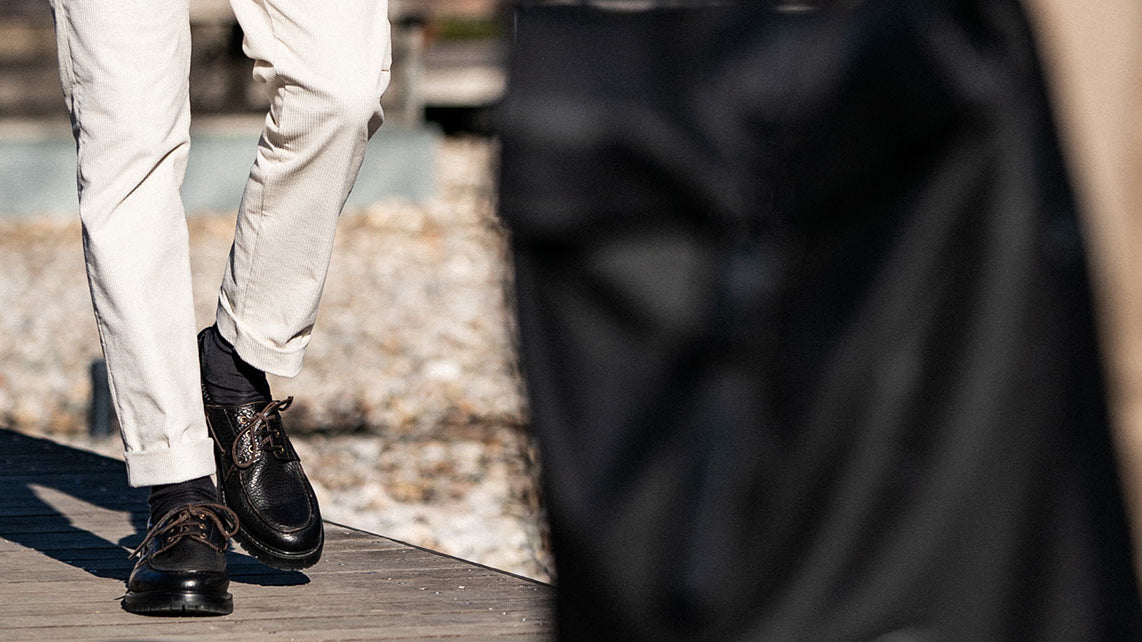 come abbinare i pantaloni bianchi uomo