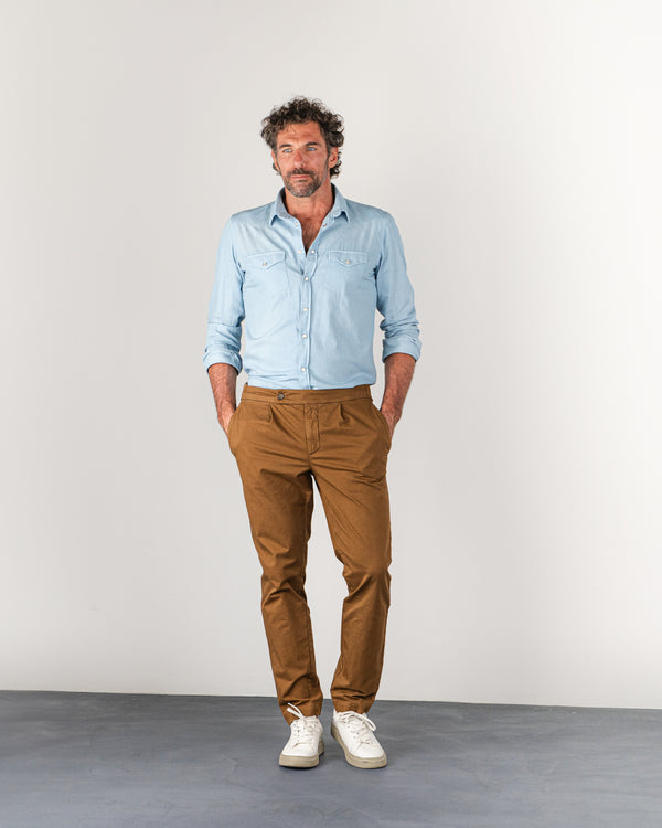 Pantalone chino con coulisse in gabardina di cotone leggero marrone terra di Siena regular fit