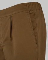 Pantalone chino con coulisse in gabardina di cotone leggero marrone terra di Siena regular fit