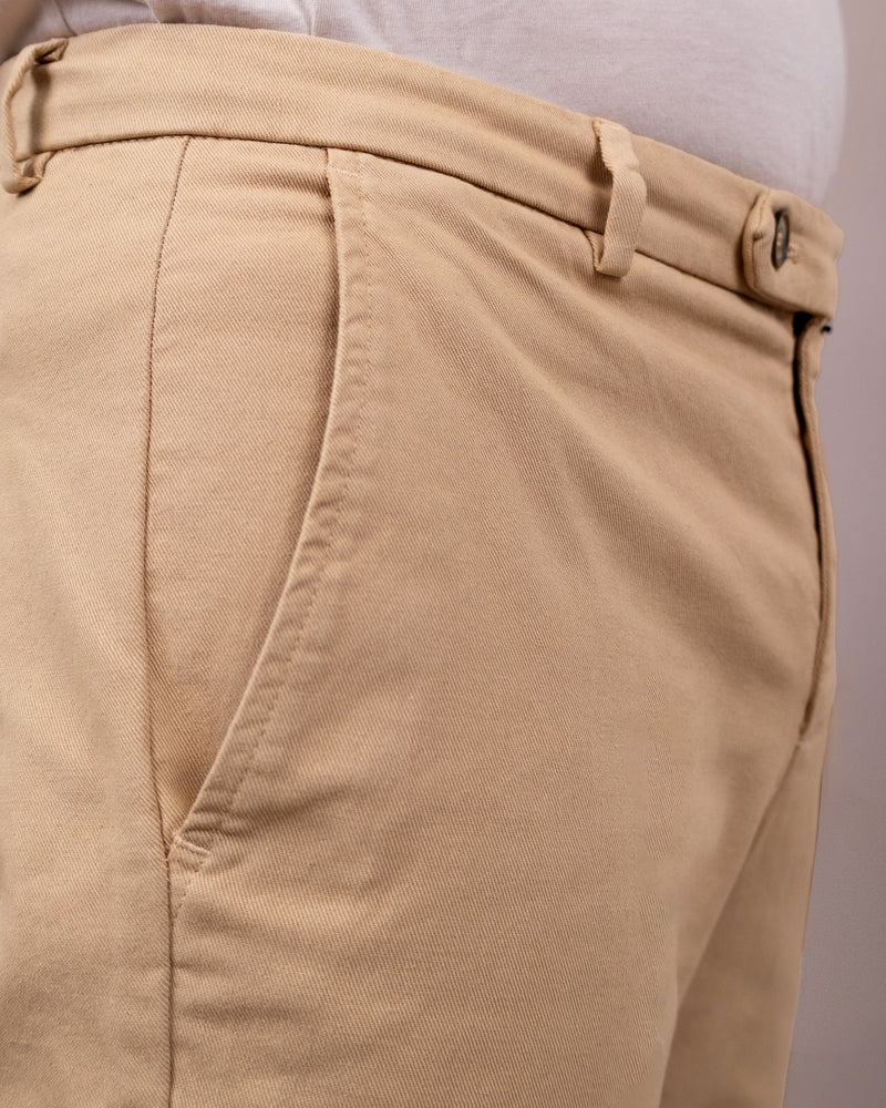 Pantalone chino in gabardina di cotone medio beige coloniale slim fit