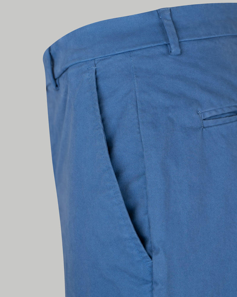 Pantalone chino in gabardina di cotone pesante blu avio slim fit