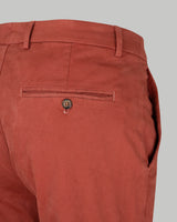 Pantalone chino in gabardina di cotone pesante marrone terra di Siena bruciata slim fit