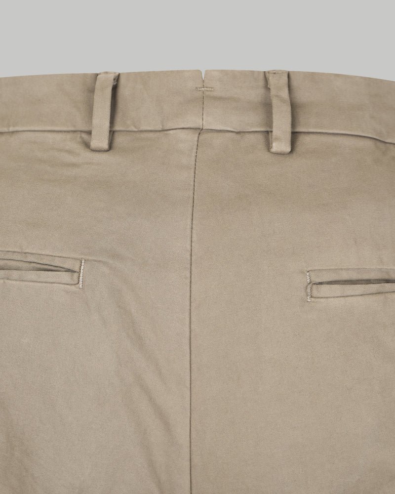 Pantalone chino in gabardina di cotone pesante beige talpa slim fit