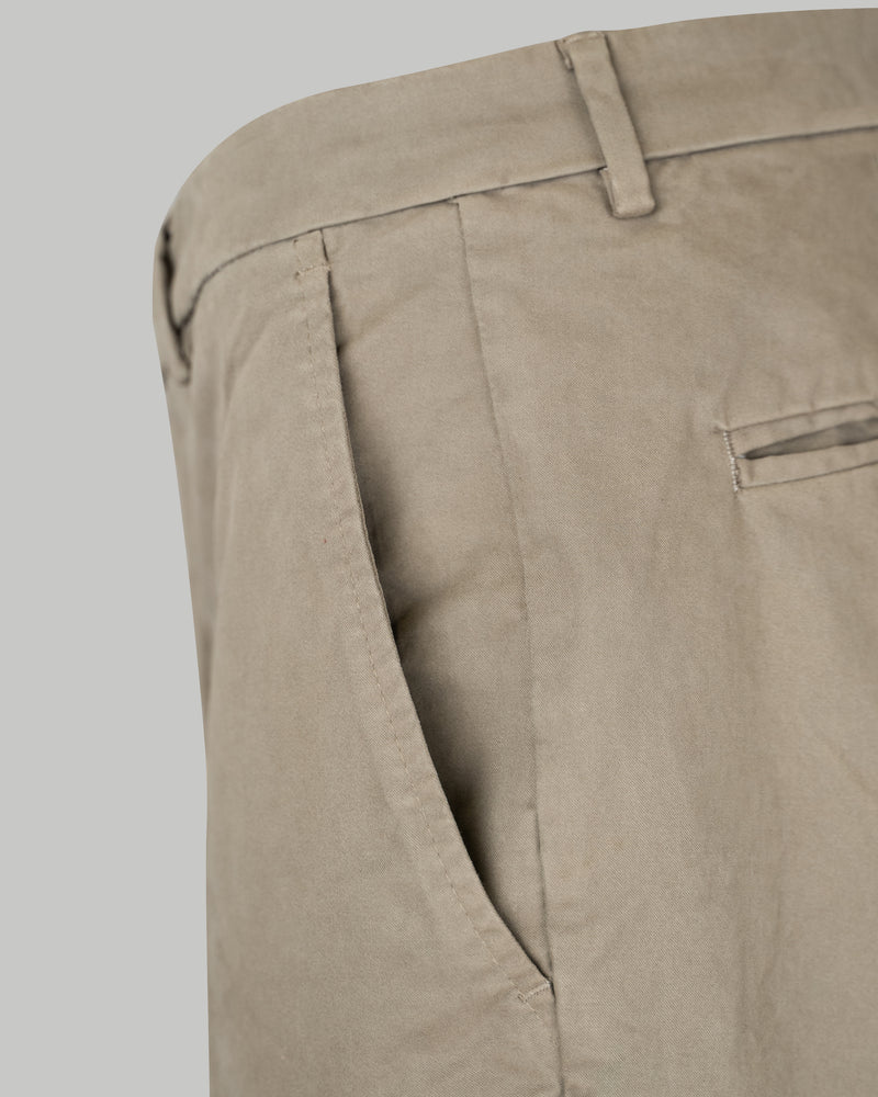 Pantalone chino in gabardina di cotone pesante beige talpa slim fit