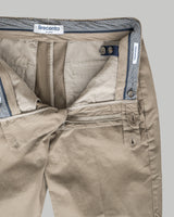 Pantalone chino in gabardina di cotone pesante beige talpa slim fit