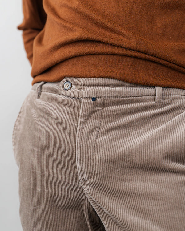 Pantalone chino in velluto pesante a costa larga francese beige marrone fango slim fit