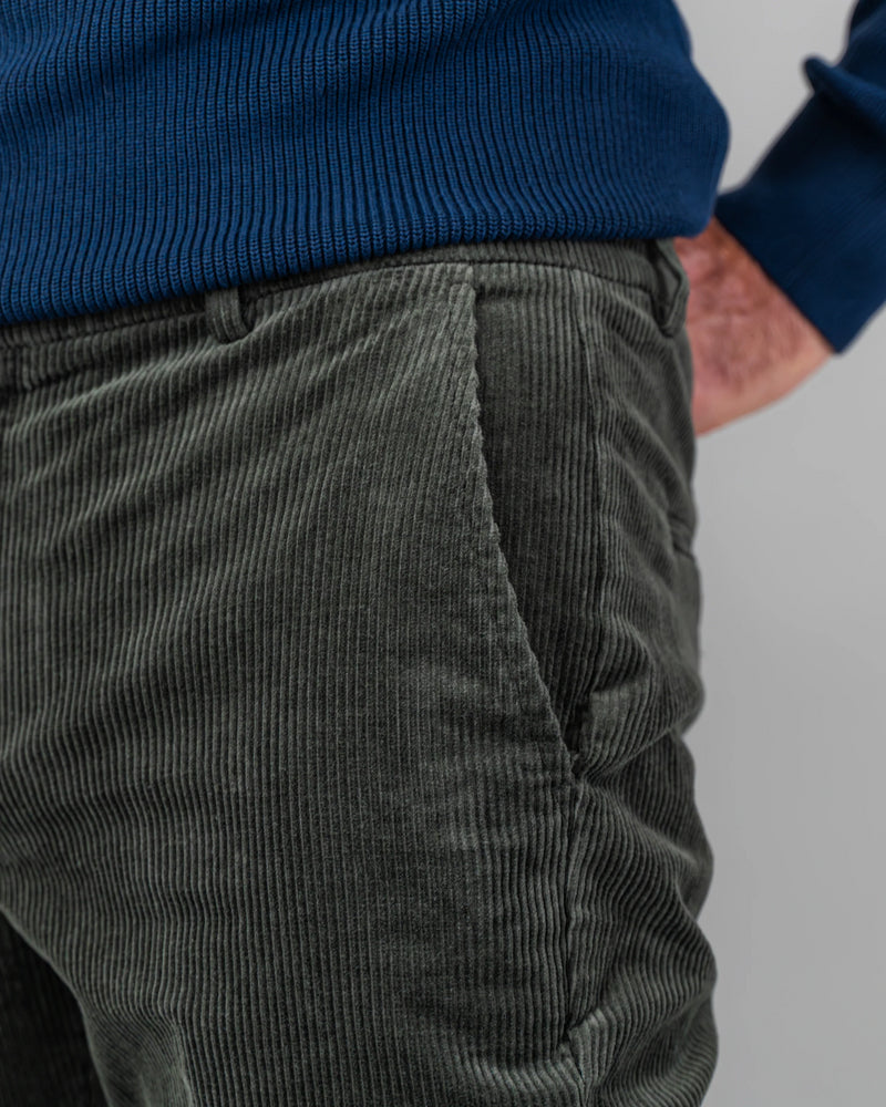 Pantalone chino in velluto pesante a costa larga francese verde muschio slim fit