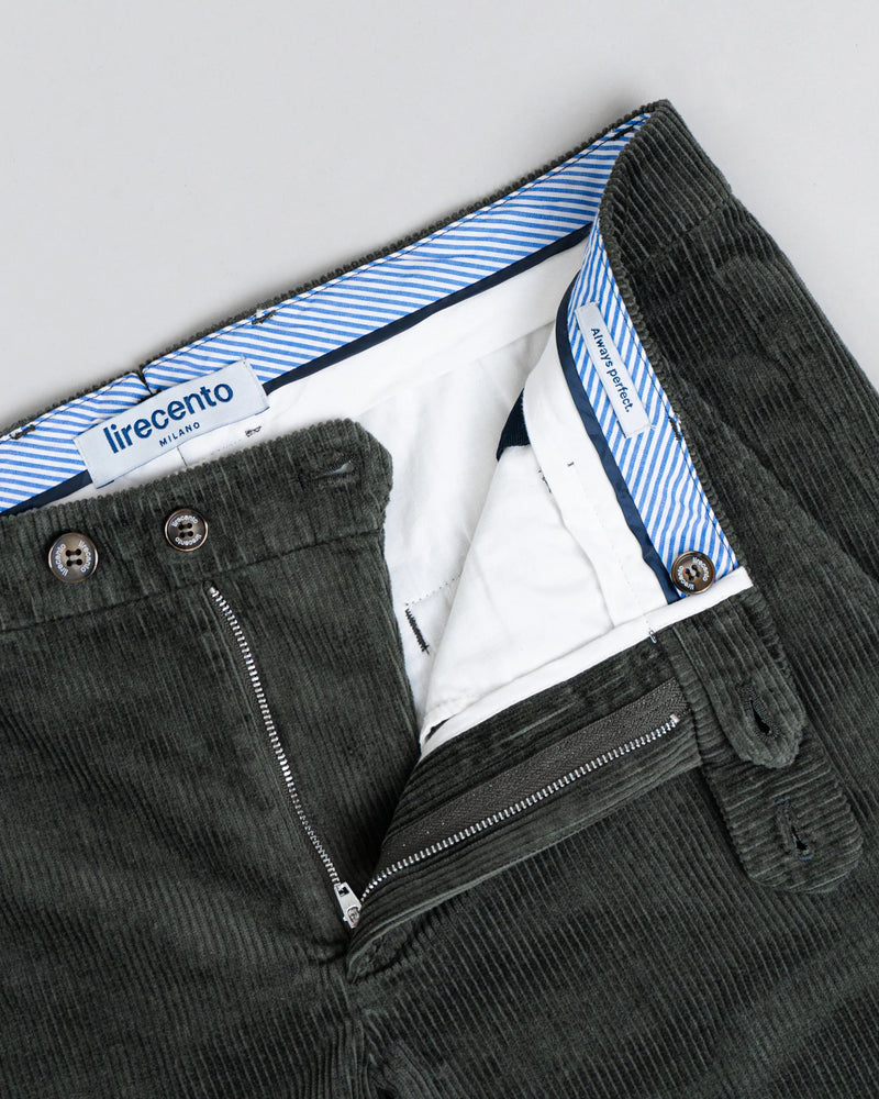 Pantalone chino in velluto pesante a costa larga francese verde muschio slim fit