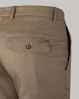Pantalone chino con pince in gabardina di cotone medio marrone giallo ambrato regular fit