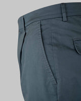 Pantalone chino con pince in gabardina di cotone medio blu ottanio regular fit