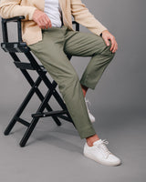 Pantalone chino con pince in cotone piquet medio verde muschio regular fit