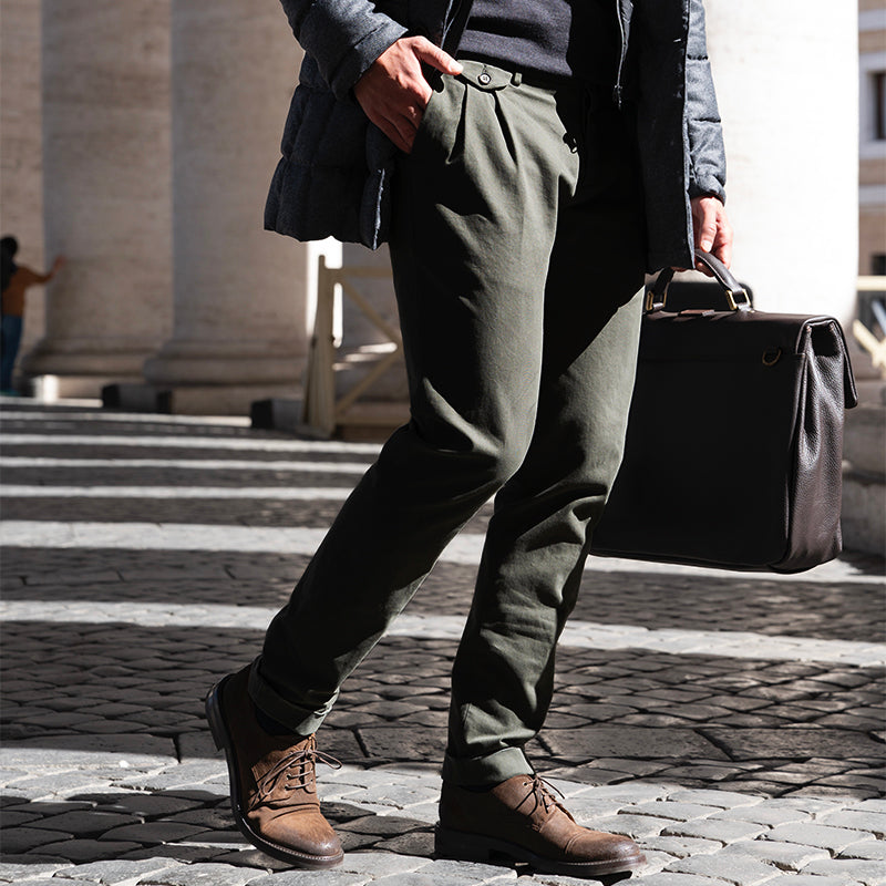 Pantalone chino con doppia pince e risvolto in gabardina di cotone pesante verde bosco regular fit