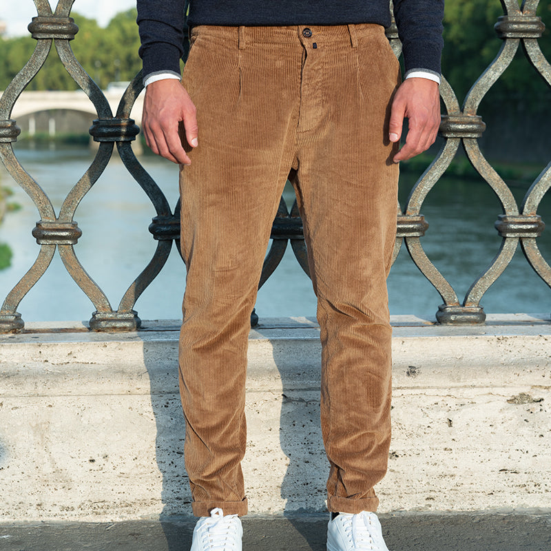 Pantalone chino con pince e vita arricciata in velluto a costa media pesante beige marrone terra di Siena slim fit