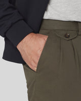 Pantalone chino con doppia pince e risvolto in gabardina di cotone pesante verde bosco regular fit