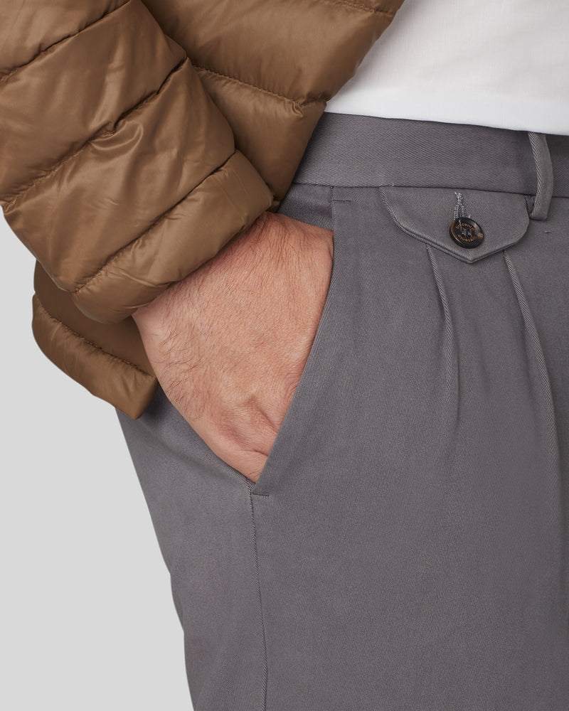 Pantalone chino con doppia pince e risvolto in gabardina di cotone pesante grigio scuro regular fit