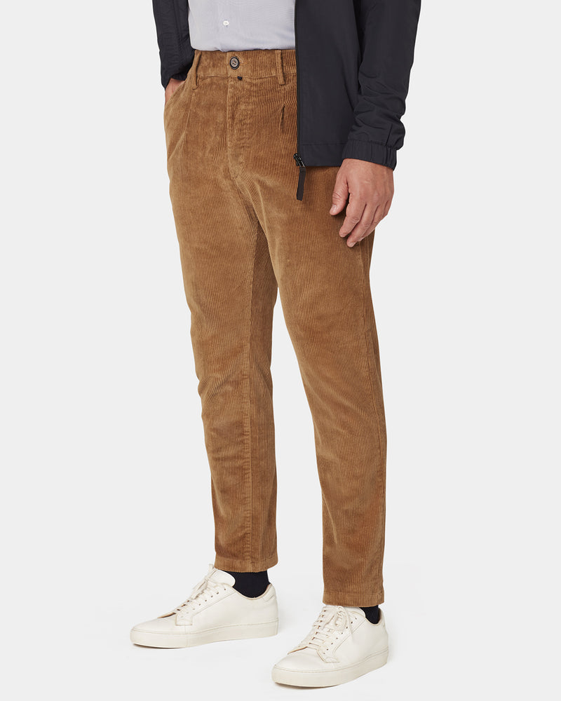 Pantalone chino con pince e vita arricciata in velluto a costa media pesante beige marrone terra di Siena slim fit