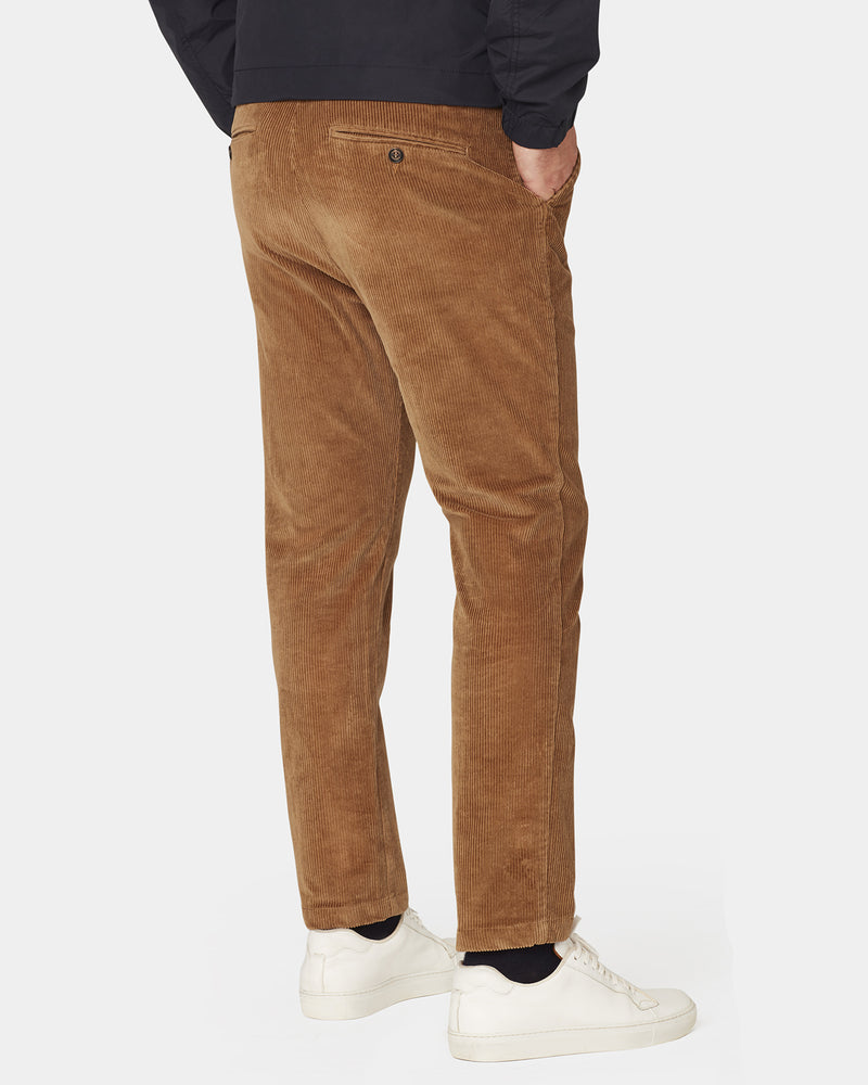 Pantalone chino con pince e vita arricciata in velluto a costa media pesante beige marrone terra di Siena slim fit