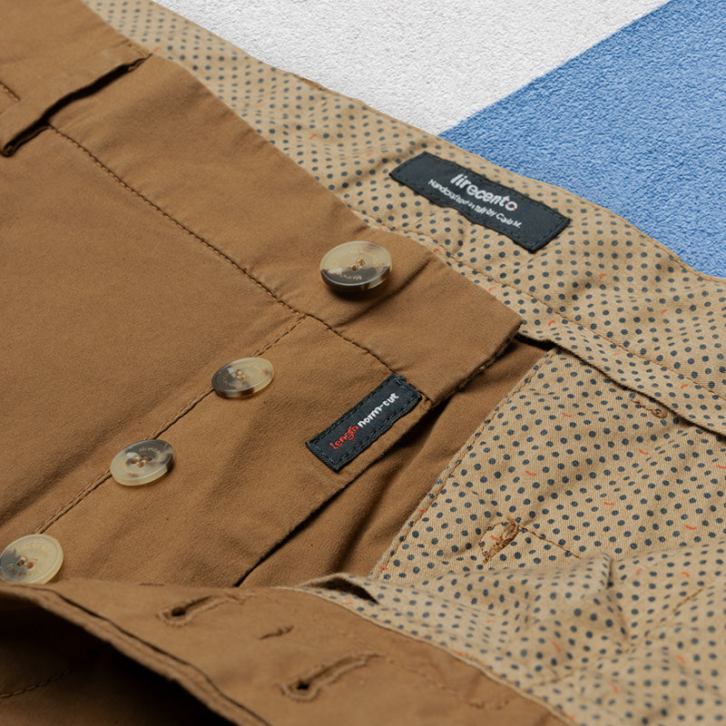 Pantalone chino con doppia pince in popeline di cotone leggero marrone terra di Siena slim fit