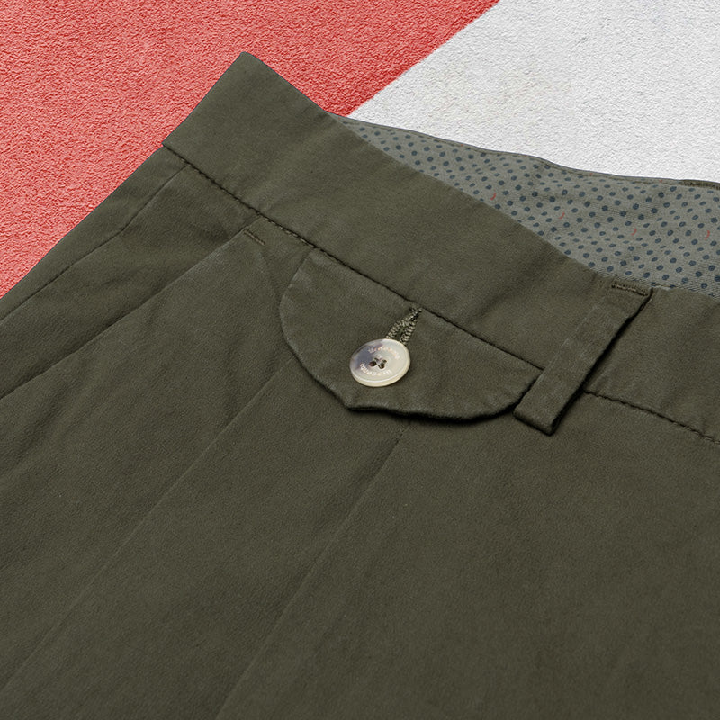 Pantalone chino con doppia pince in popeline di cotone leggero verde oliva slim fit