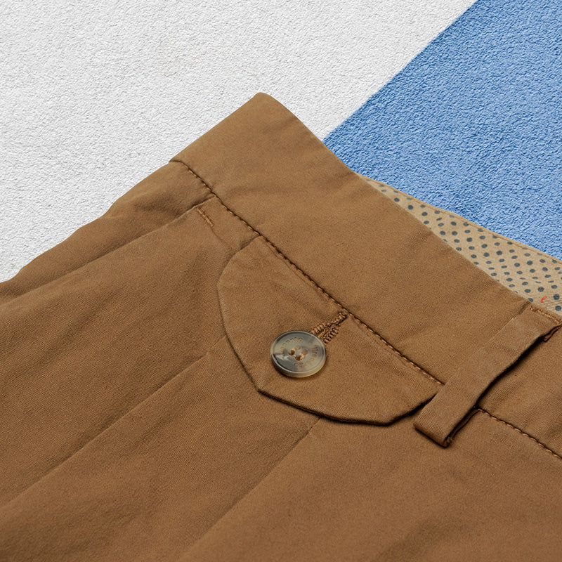 Pantalone chino con doppia pince in popeline di cotone leggero marrone terra di Siena slim fit