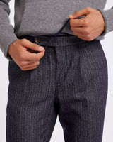 Pantalone chino con coulisse in lana pesante blu gessato straight fit