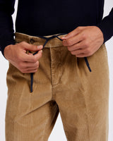 Pantalone chino con pince e vita arricciata in velluto millerighe a costa fine pesante beige marrone terra di Siena regular fit