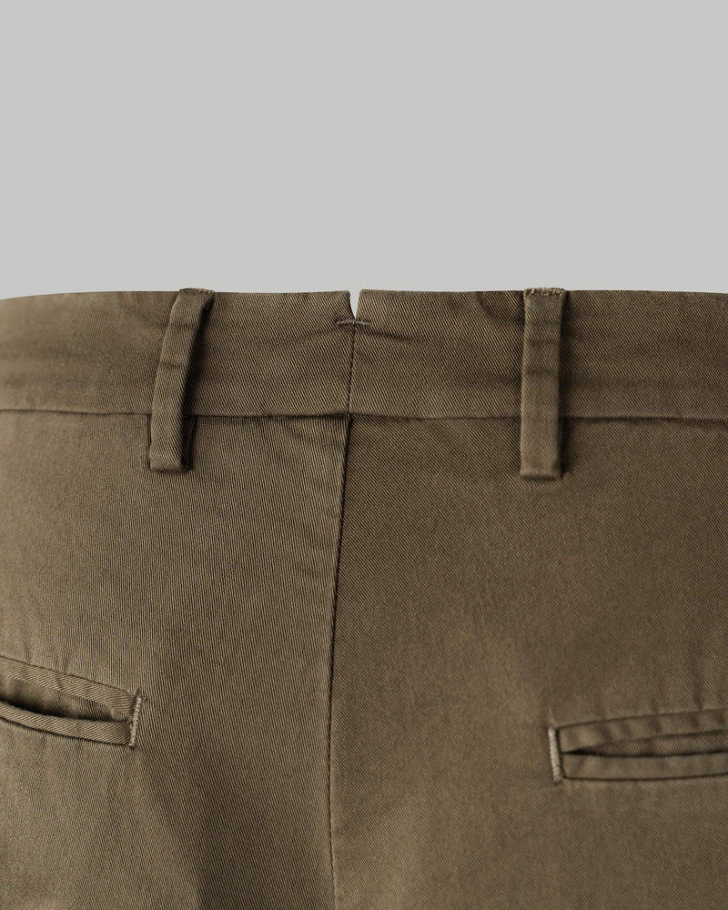 Pantalone chino in gabardina di cotone medio marrone verde oliva slim fit