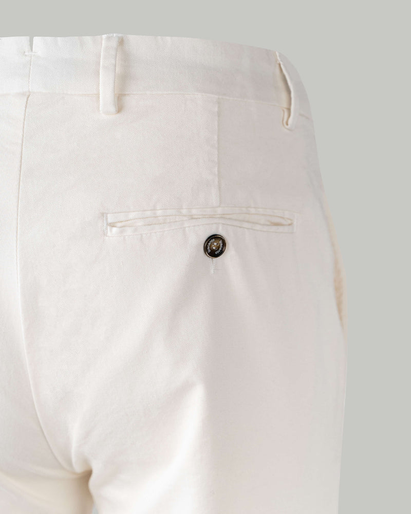 Pantalone chino in gabardina di cotone medio bianco panna slim fit