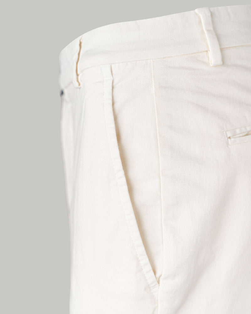 Pantalone chino in gabardina di cotone medio bianco panna slim fit