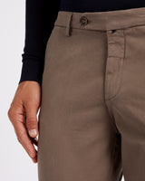 Pantalone chino in gabardina di cotone pesante marrone nocciola slim  fit