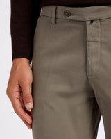 Pantalone chino in gabardina di cotone pesante grigio tortora slim fit