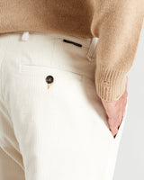 Pantalone chino con risvolto in velluto a costa larga francese pesante bianco panna regular fit