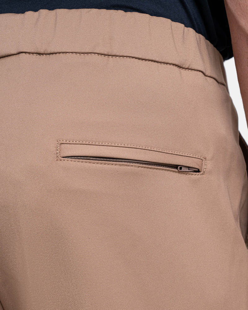Pantalone chino con coulisse in cotone e nylon leggero marrone fango regular fit