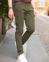 Pantalone chino con doppia pince in popeline di cotone leggero verde oliva slim fit