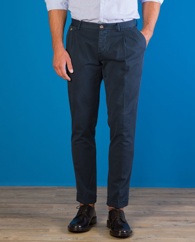 Pantalone chino con doppia pince in gabardina di cotone medio blu regular fit