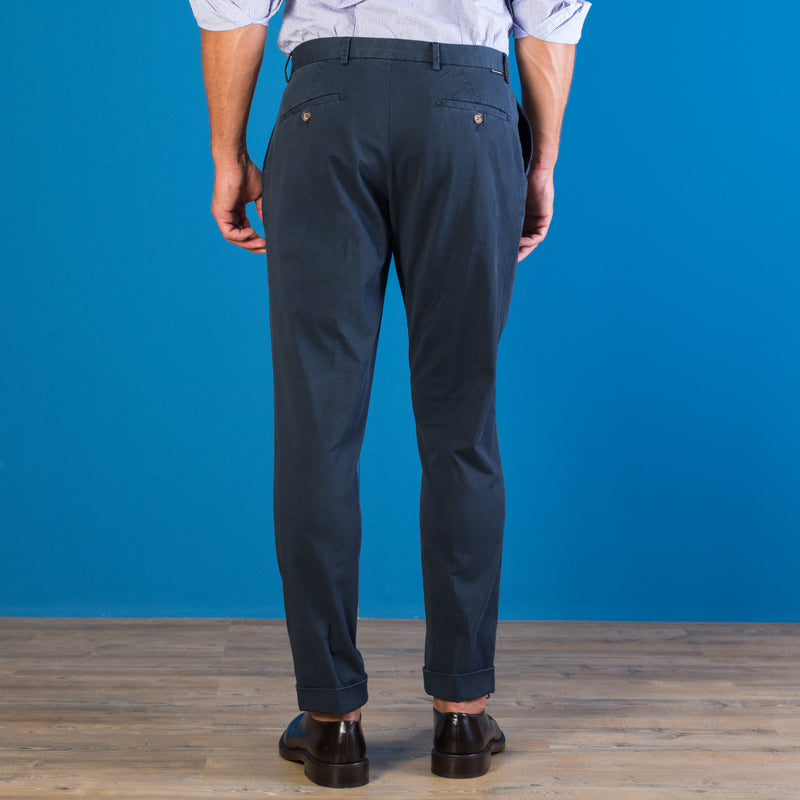 Pantalone chino con doppia pince in gabardina di cotone medio blu regular fit