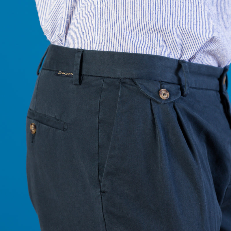 Pantalone chino con doppia pince in gabardina di cotone medio blu regular fit