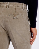 Pantalone chino con pince in velluto millerighe a costa fine pesante grigio tortora regular fit