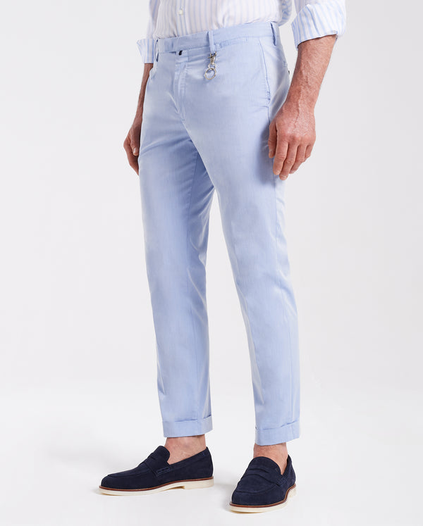 Pantalone chino con risvolto in misto cotone leggero azzurro cielo regular fit