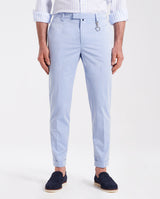 Pantalone chino con risvolto in misto cotone leggero azzurro cielo regular fit