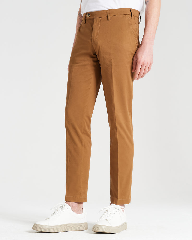 Pantalone chino in gabardina di cotone medio marrone terra di Siena slim fit