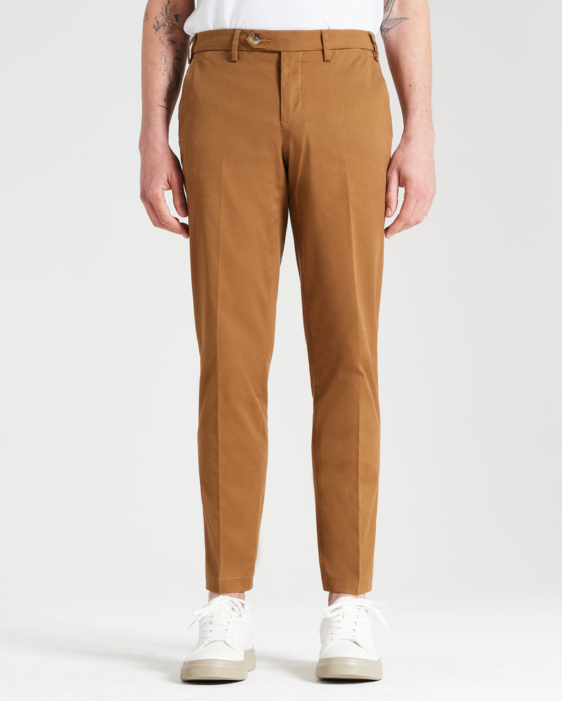 Pantalone chino in gabardina di cotone medio marrone terra di Siena slim fit