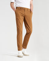 Pantalone chino in gabardina di cotone medio marrone terra di Siena slim fit