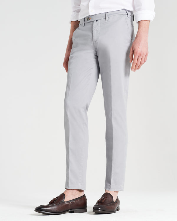 Pantalone chino in gabardina di cotone medio grigio chiaro slim fit