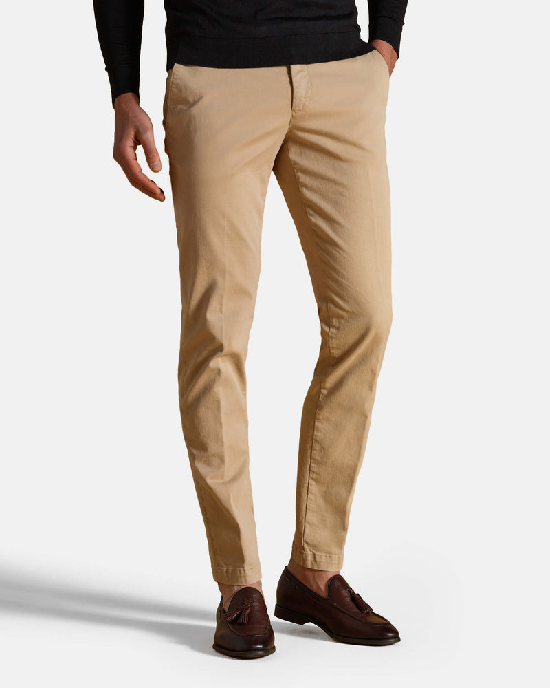 Pantalone chino in gabardina di cotone medio beige cammello slim fit