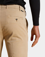 Pantalone chino in gabardina di cotone medio beige cammello slim fit
