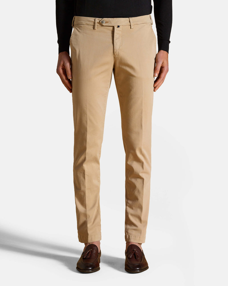 Pantalone chino in gabardina di cotone medio beige cammello slim fit