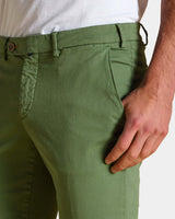 Pantalone chino in gabardina di cotone medio verde slim fit