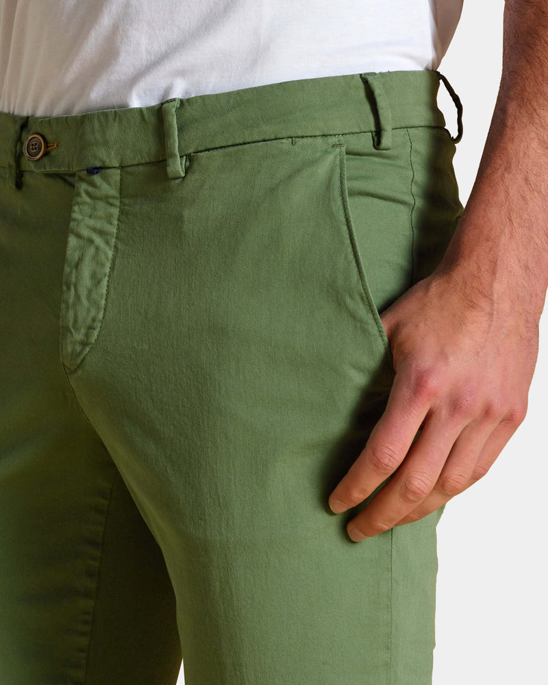 Pantalone chino in gabardina di cotone medio verde straight fit