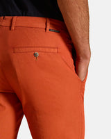 Pantalone chino in popeline di cotone leggero marrone terra di Siena slim fit
